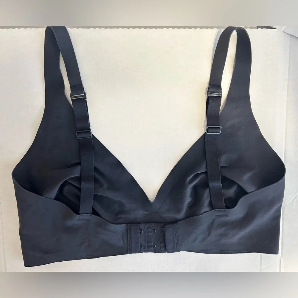 SKIMS‎ Elegant Black V-Neck Bra - Picture 11 of 12